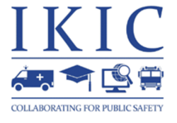 Logo mit dem Akronym ‚IKIC‘ in großen blauen Buchstaben. Darunter vier Symbole: ein Rettungswagen, ein Doktorhut, ein Computerbildschirm mit Lupe und ein Feuerwehrfahrzeug. Unter den Symbolen steht der Text ‚COLLABORATING FOR PUBLIC SAFETY‘.