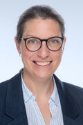 Julia Besowski lächelnde Frau mit Brille