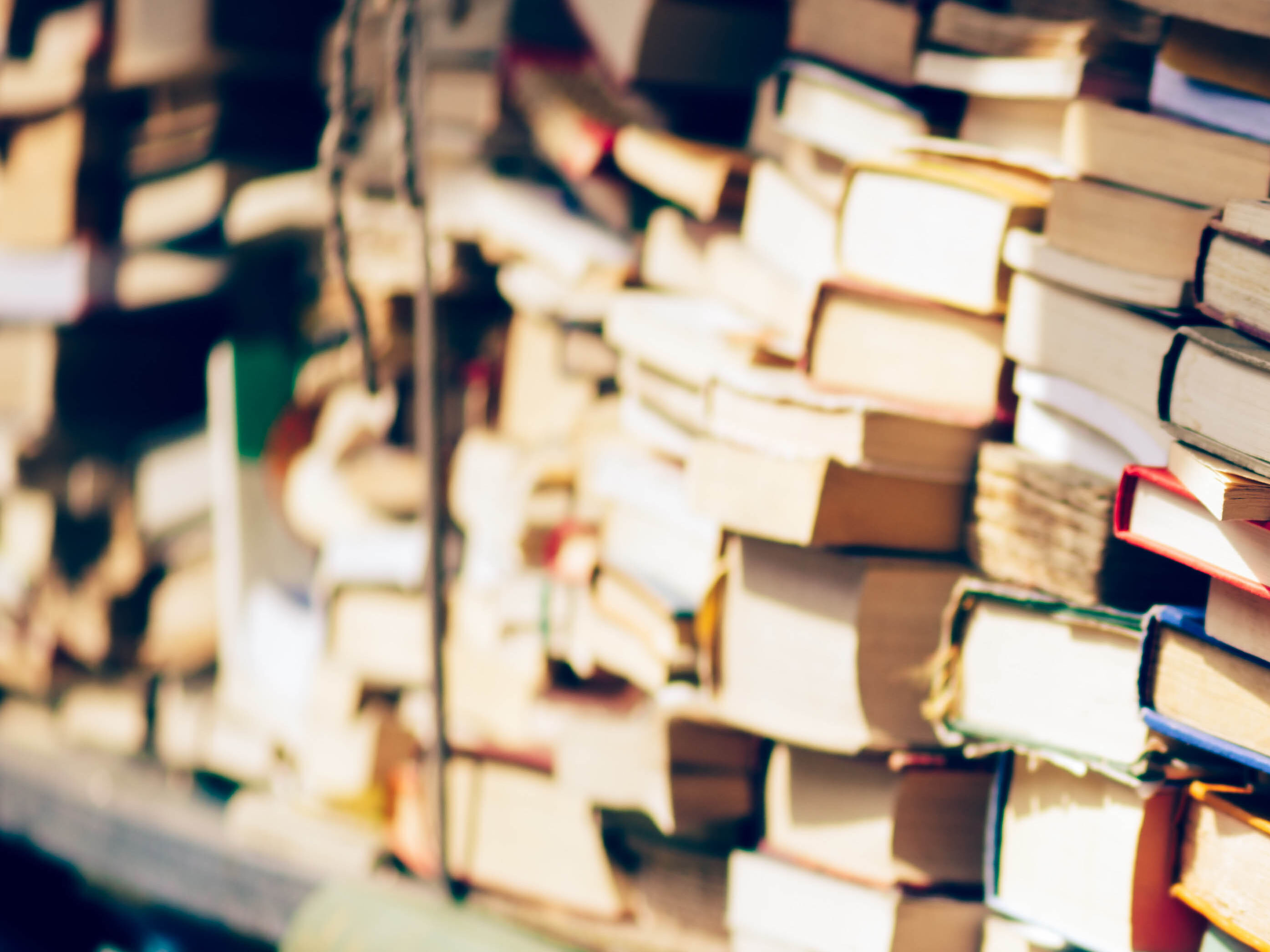 Viele Bücher, die sich stapeln