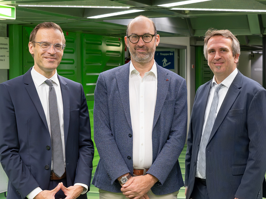 Von links: Dr. Mathias Brandstädter (Geschäftsführer Stiftung Universitätsmedizin Aachen), Dr.-Ing. Marco Zander (Geschäftsführer H. Zander GmbH & Co.KG) und Florian Schaefer (Prokurist Stiftung Universitätsmedizin Aachen) bei der symbolischen Übergabe der Jubiläumsspende für die Stiftung Universitätsmedizin Aachen