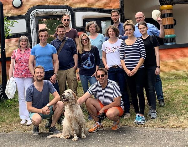 Gruppenaufnahme des Teams vom Institut für Geschichte, Theorie und Ethik der Medizin. Auf dem Bild sieht man 13 Personen in Alltagskleidung und einen größeren Hund.