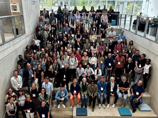 Gruppenfoto aus Drohnenperspektive mit sehr vielen Menschen