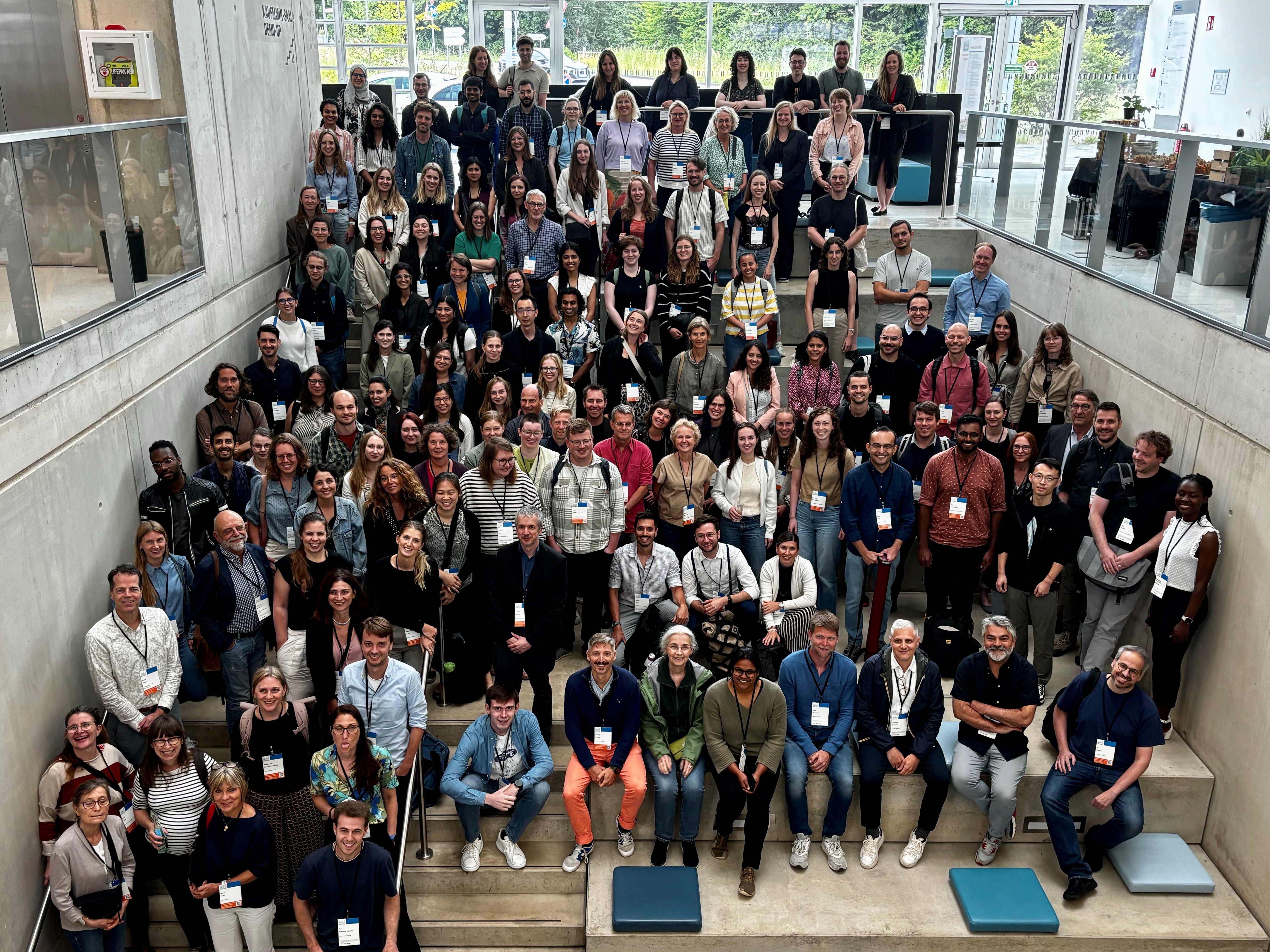 Gruppenfoto aus Drohnenperspektive mit sehr vielen Menschen