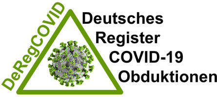 Das Bild zeigt ein dreieckiges Logo mit einer Darstellung des COVID-19-Virus in der Mitte; entlang der linken Seite des Dreiecks steht der Schriftzug „DeRegCOVID“, rechts daneben befindet sich der Text „Deutsches Register COVID-19 Obduktionen“.