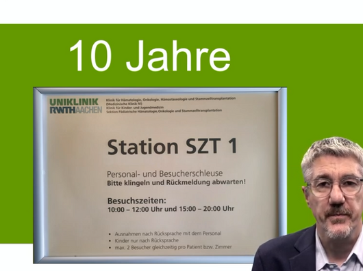 Grüner Hintergrund mit der Aufschrift ‚10 Jahre‘. Darunter ein Schild der Uniklinik RWTH Aachen für die Station SZT 1 der Klinik für Hämatologie, Onkologie, Hämostaseologie und Stammzelltransplantation. Das Schild enthält Informationen zu Besuchszeiten und Verhaltensregeln für Besucher. In der rechten unteren Ecke ist eine Person zu sehen.“
