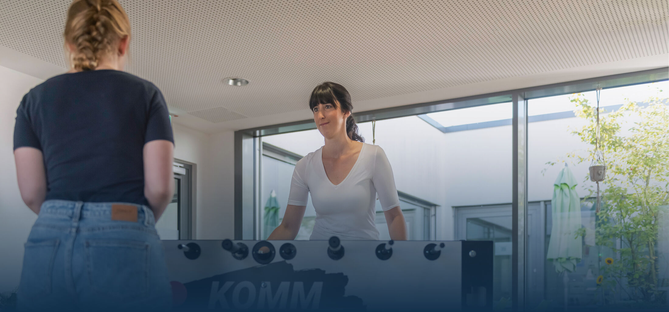 Zwei Frauen spielen Kicker
